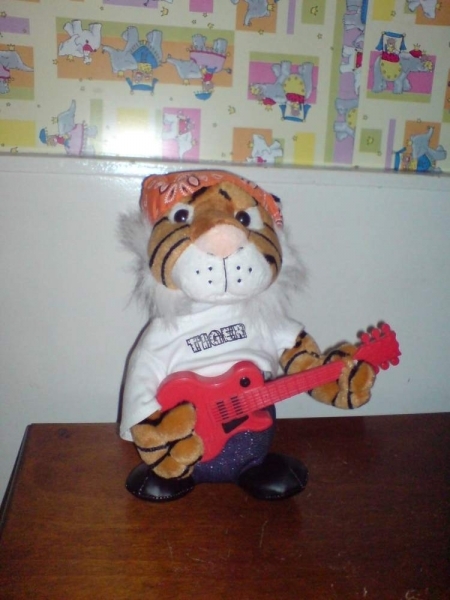 MuziÄki tigar sa gitarom - igra i peva VELIKI - Plišane igračke
