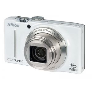 Outlet - Digitalni foto-aparat Nikon S8200, Beli SET (Tahoe,SD 2GB)